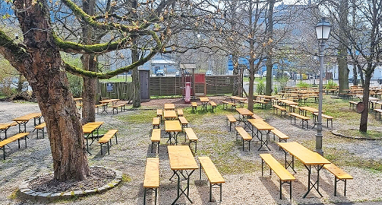 Am Radweg gelegen lädt der schöne Mönchshof-Biergarten mit den großen, uralten Kastanien an sonnigen Tagen gerne zum Verweilen und Entspannen ein. Bei nicht ganz so schönem Wetter finden Sie bestimmt auch auf der überdachten Terrasse des Mönchshof-Bräuhauses ein schönes Plätzchen. Oder vertreiben Sie sich die Zeit im Bayerischen Brauerei- und Bäckereimuseum oder dem Gewürzmuseum nebenan!  FOTO: PR