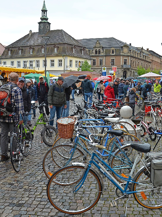 Der Radmarkt in der Innenstadt ist eine große Tauschbörse für alles, was Räder hat.