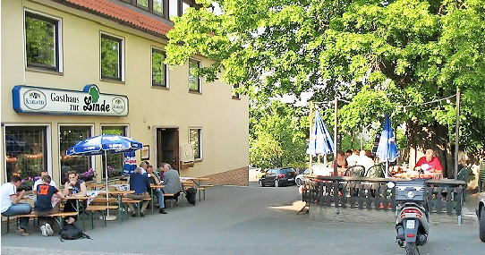 Bei Wanderern, Rad- und Motorradfahrern beliebt: der Biergarten der „Linde" in Willmersreuth.