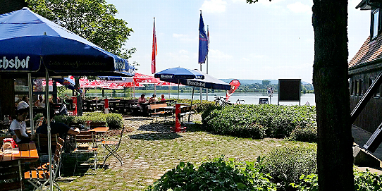 Im Biergarten „Zur Kieswäsch" verwöhnen Christine und Dieter Kern ihre Gäste täglich mit den beliebten Mönchshof-Bieren und Kapuziner Weizen. Ein Geheimtipp ist das naturtrübe Museumsbier vom Fass. Natürlich gibt es auch Kaffee und leckere Kuchen, dazu den himmlischen Blick über den See.