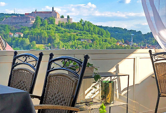 Von der Sonnenterrasse der „Hagleite" bietet sich ein herrlicher Blick auf die Plassenburg und die Kulmbacher Altstadt. In dieser wundervollen Atmosphäre kann man unter freiem Himmel regionale oberfränkische Gerichte genießen und sich mit Drinks, sommerlichen Salaten, Steaks und Fisch verwöhnen lassen.