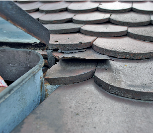 Ein typisches Schadensbild bei Dächern, die in die Jahre gekommen sind: Alte Dachluken werden zu Einfallstoren für Nässe.