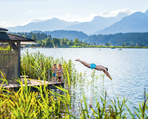 Pure Glücksmomente: Ganz oben auf der Sommerrodelbahn Pendolino, beim Sprung in den Pressegger See oder beim Blick in die atemberaubende Landschaft.