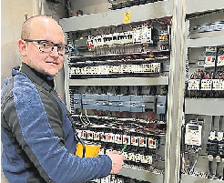Elektrotechnikmeister Tim Brösecke im Einsatz. FOTO PR