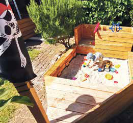 Kreativ den Garten verschönern: Beim Gestalten mit Holz und Holzprodukten lassen sich eigene Ideen umsetzen, bis hin zum Sandkasten in Form eines Piratenschiffs. Foto: djd/Kollaxo