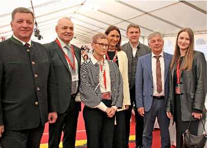 Staatsminister Christian Bernreiter (li.) beim Familienfoto v.li. Johann Putz, Maria Putz, Theresa Putz, die Bürgermeister Josef Hasenöhrl und Leo Meier, sowie Carolin Putz.