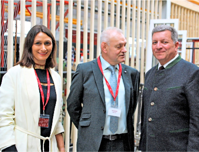 Theresa Putz (v.li.) und Johann Putz beim Rundgang mit Staatsminister Christian Bernreiter durch die Fertigung.