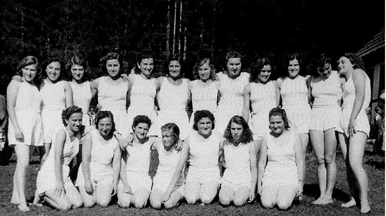 Die Damenriege Lustnau des TSV 1954 (0.) und rechts daneben ein historisches Bild der Sportplatzeinweihung 1952. Bilder: Bildband 125 Jahre TSV Lustnau