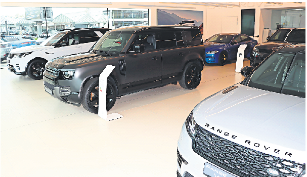 Zur stilgerechten Repräsentanz der Marke Land Rover hat das AutoCenter Wimmer im Jahr 2020 ein separates Gebäude errichten lassen.