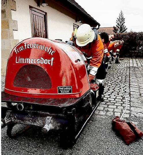 Übung an der Tragkraftspritze von 1962.