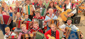 Der Dorffest-Sonntag gehört der echten Volksmusik, ein Stelldichein für kleine und große Musikanten aus Bayern und Österreich.