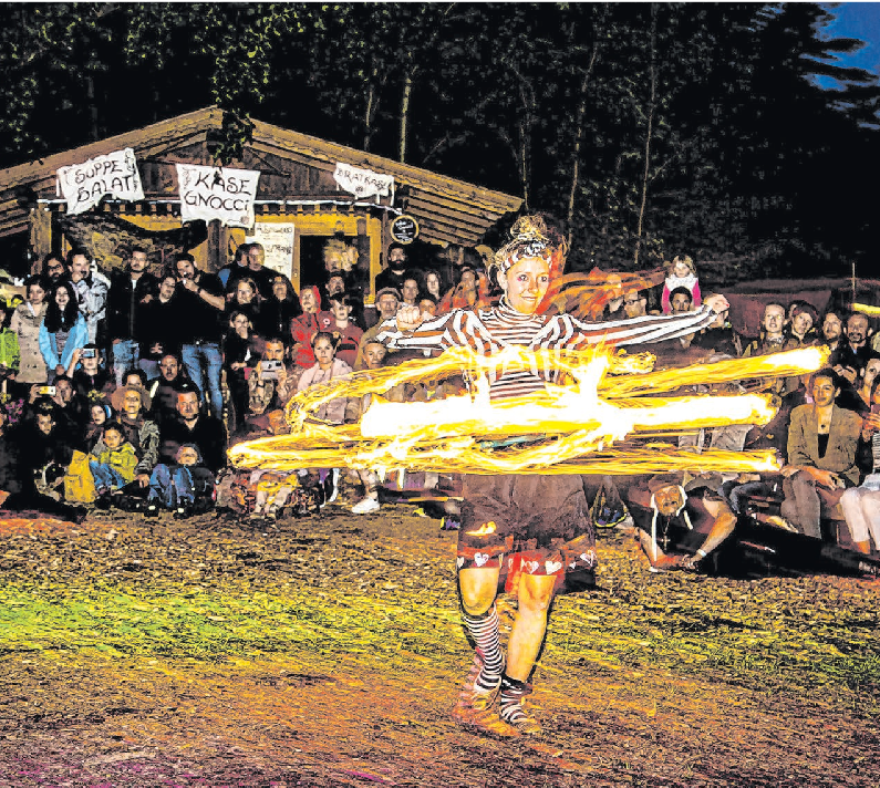Nichts für schwache Nerven: Bei den Feuershows zeigen die Künstler nicht nur Mut, sondern auch ihr Talent zur Bewegung. Foto: Jürgen Lörcher 