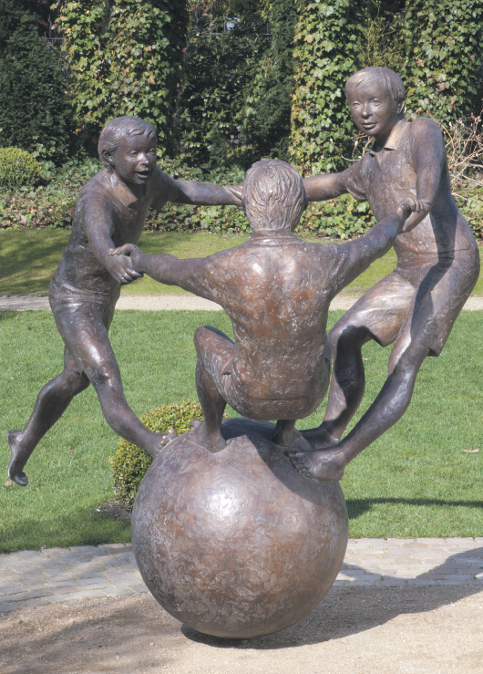 ,,Freundschaft verbindet." | 2011/2012 | drehbare Bronzeskulptur | 185 x 220 cm. Foto: Jürgen Ebert<br/><br/>