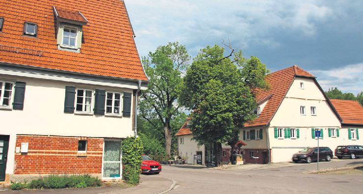 Einige historische Gebäude zeugen von der jahrhundertealten Ortsgeschichte, links der sa