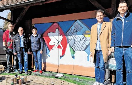 Graffiti-Künstler Marco Billmaier verschönerte die Trafostation in Schillingstadt. Für die Jubläumsaktivitäten ließen sich die Schillingstädter Polo-Shirts und T-Shirts bedrucken. BILDER: GEMEINDE AHORN