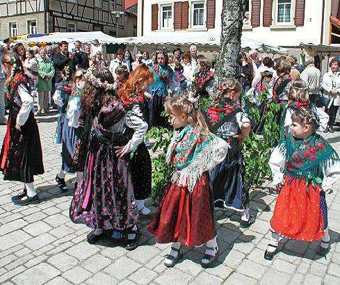 Die Kindertrachtentanzgruppe zeigt ihre Tänze wieder beim Ebenhäuser Pfingstmärktle. FOTO: STEFAN GEIGER/ARCHIV