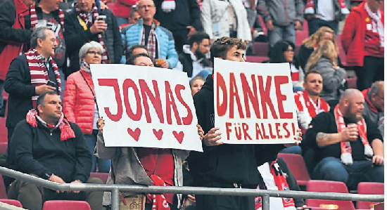 Kölner Fans bedanken sich bei Jonas Hector. Foto: IMAGO/Matthias Koch