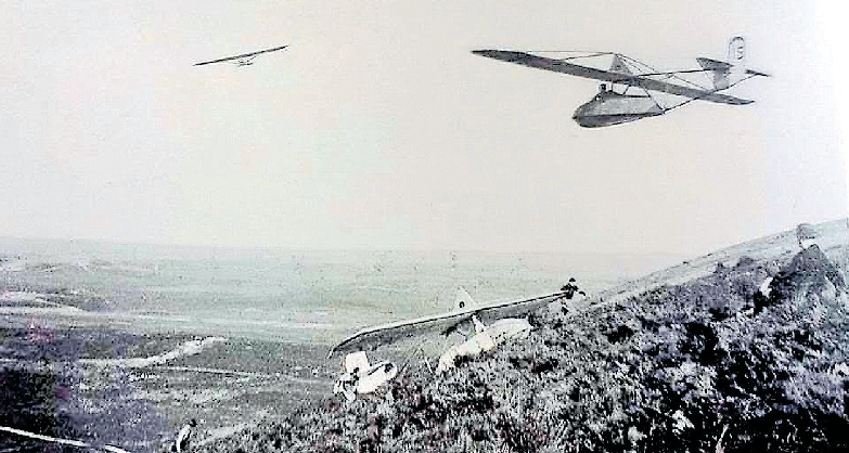 Segelflieger mit ihren selbst gebastelten Flugzeugen.