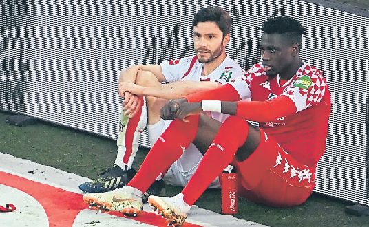 Jonas Hector und Danny da Costa unterhalten sich nach dem Spiel des 1. FC Köln gegen FSV Mainz 05. Foto: dpa