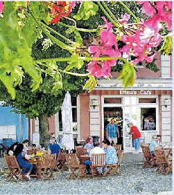 Verschnaufen vom Einkaufsbummel können die Besucher in Irina`s Cafe am Markt. Hier werden die Gäste mit Kuchen und Eisspezialitäten verwöhnt.