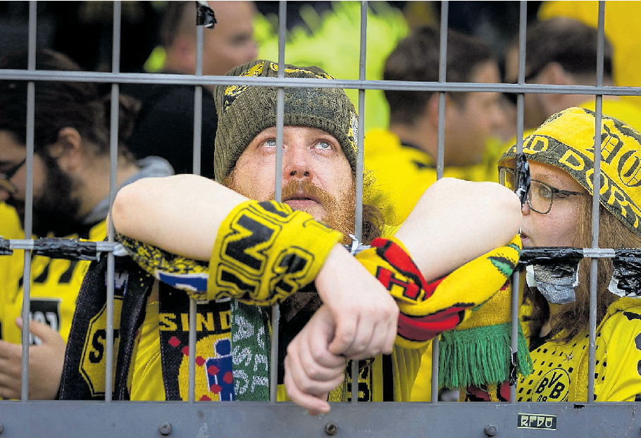 Leere Blicke nach dem geplatzten Titel-Traum: Die Anhänger im Stadion waren nach dem Schlusspfiff fassungslos. FOTO IMAGO