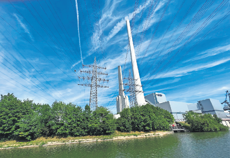 Markant ist das Kraftwerk mit seinen über 250 Meter hohen Türmen. Foto: Johannes M. Fischer