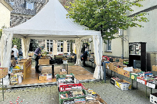 Der Bücherbasar erfreut sich einer hohen Beliebtheit.