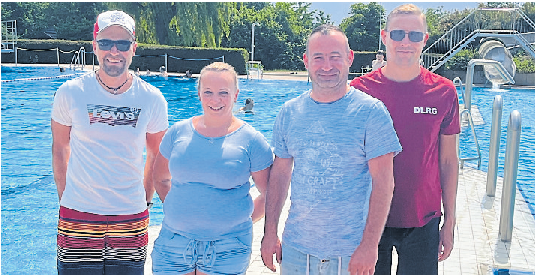 Sie sorgen für das Wohlbefinden im Badepark: Lukas Müllner (Bademeister) Ella Magyari, Szilard Magyari (Kioskpächter) Matthias Kramer (DLRG). Foto: Gemeinde Eiterfeld