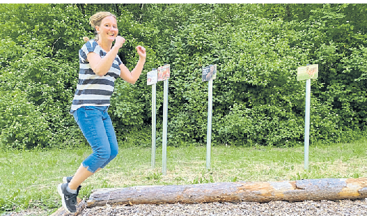 Wissenswertes und Interessantes für Kinder und Erwachsene gibt es im Pfaffental zu erleben. Unter anderem weiß die Autorin jetzt, dass sie so weit wie ein Eichhörnchen springen kann. Foto: M. Burkardt