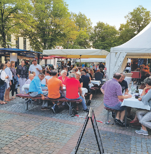Auf dem Stiftsplatz findet am Stadtfest-Wochenende von Freitag bis Sonntag der Weinmarkt statt. Bild: Colin Konzept