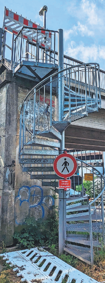 Die Treppen zur Brücke sind eigentlich abgesperrt - aber nicht allen scheinen die Absperrungen zu gefallen. Was aber wegen der Absturzgefahr lebensgefährlich ist.