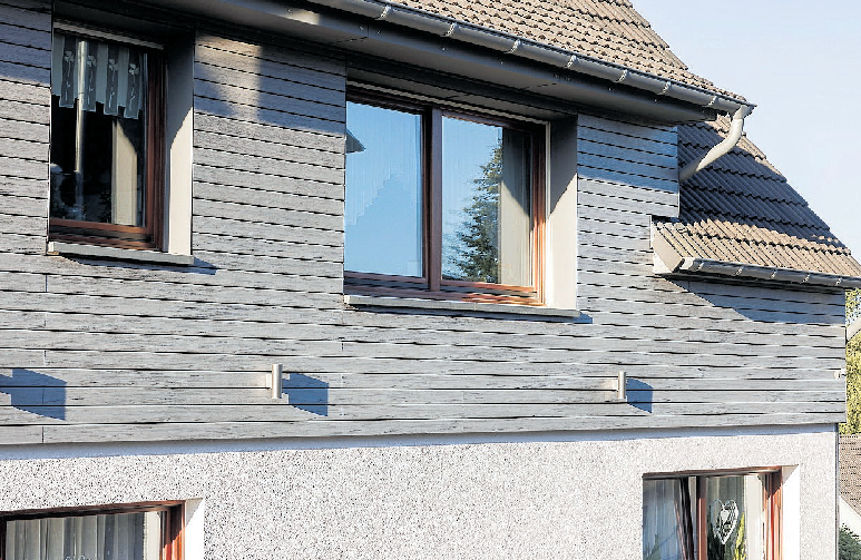 Wer nur einen Teil der Fassade mit Profilen verkleidet, erzielt interessante Effekte und frischt die vorhandene Optik auf. FOTO DJD/NATURINFORM/TOBIAS VOLLMER