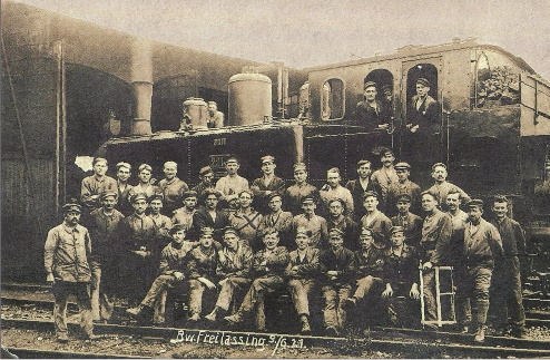 Die Belegschaft des Bahnbetriebswerks 1921 vor einer Dampflok und dem Lokschuppen. Freilassing hatte sich zum Eisenbahnknotenpunkt und zu einer Eisenbahnerstadt entwickelt. - Fotos: „Freilassing. Geschichte einer jungen Stadt“/Repro