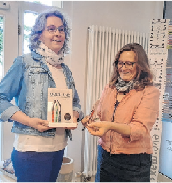 Stolz auf die Oderland-Brille: Juliane Schur (I.) und Manuela Düntzsch