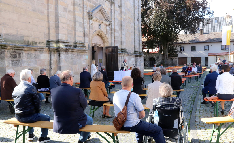 Gottesdienst vor der Pfarrkirche.