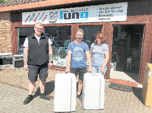 Inhaber Jörn Jung (Mitte) sorgt mit mobilen Klimageräten für Abkühlung.. Hausgeräte Jung ist ein reiner Familienbetrieb, in dem auch Birgit Jung (r.) und Kevin Jung (l.) für die Kunden da sind. FOTO GASS