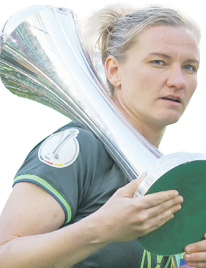 Alexandra Popp mit dem DFB-Pokal. Foto: imago/WAZ-Archiv