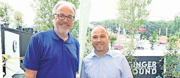 Matthias Limbach, Geschäftsführer der Dr. Buhmann Schule (rechts), mit Gerhard Oppermann von der Volksbank.