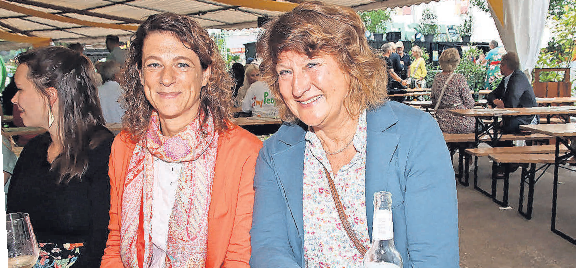 Sparkassen-Vorständin Marina Barth (links) mit Beatrix Treu-Dannowski.