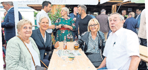 CP-Pharma-Chef Bernd Gessert (rechts) mit Ehefrau Heide (von links), Tina Crome (Madsack) und Tanzschul-Chefin Susanne Bothe.