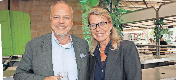 Doris Petersen, Geschäftsführerin von hannoverimpuls, mit Hanns Werner Staude.