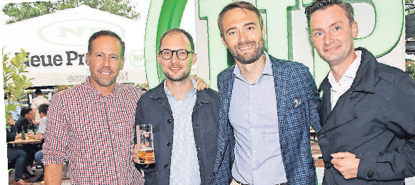 Philipp (rechts) und Hannes Aulich (2. v. l.) vom Brauhaus Ernst August mit Heinz-von-Heiden-Geschäftsführer Helge Mensching (2. v. r.) und Jimmy Tapalovic.