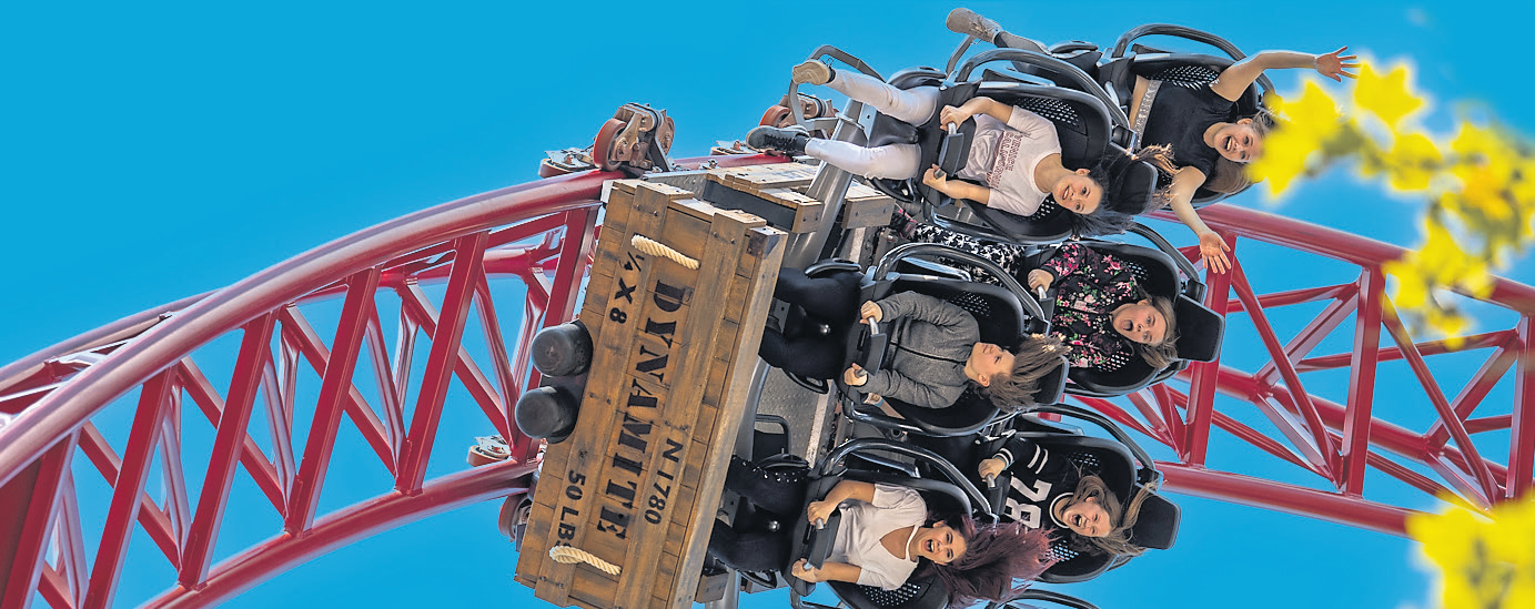 Wer traut sich? In Deutschlands erstem Big Dipper Coaster „Dynamite“ geht's auf eine 500 Meter lange Sause durch den Freizeitpark Plohn. Looping, Helix und Schrauben sorgen für Kreischgarantie