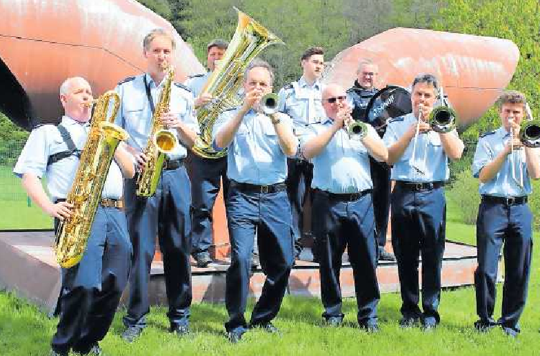 Die„Men in blue“, die Brass-Gruppe des Landespolizeiorchesters Rheinland-Pfalz starten den Festreigen musikalisch. FOTO: BAND/GRATIS