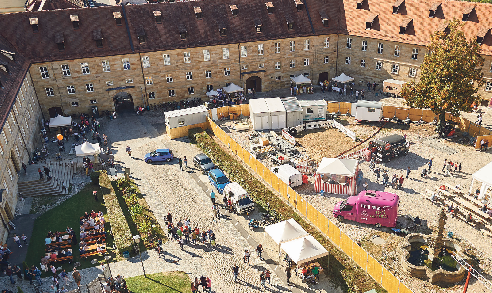 <span id="im3he">Blick von oben: Bergfest 2019 im Klosterhof Michelsberg Fotos: Lara Müller, Bürgerspitalstiftung Bamberg 2019</span>