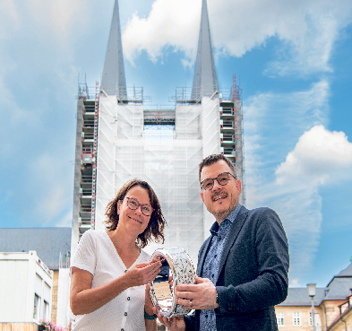 Leiterin des Stiftungmanagements, Claudia Schelbert, und Juwelier Frank Geppert mit einem symbolischen Himmelsgarten-Rettungsring“.