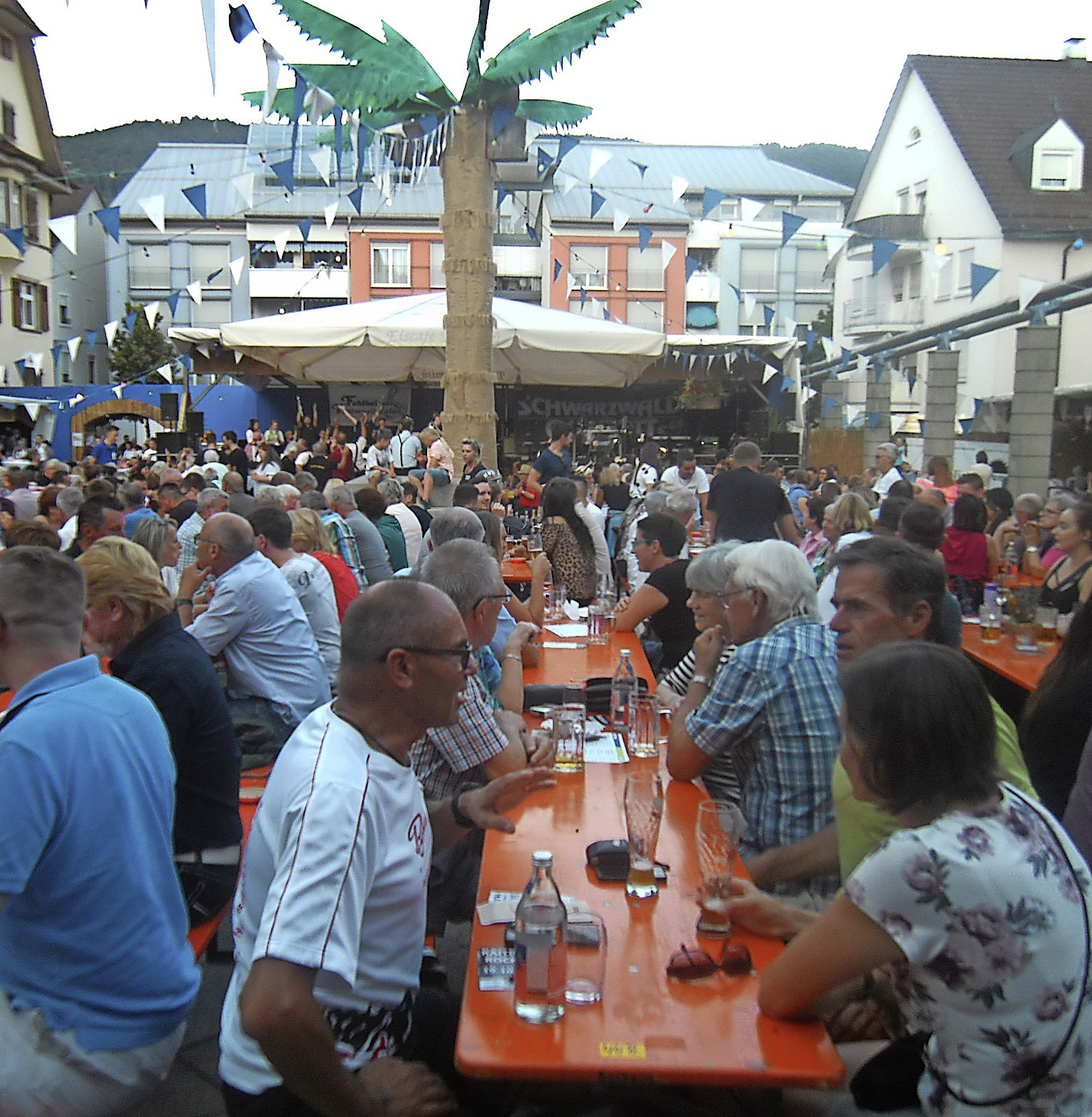 Volle Tischreihen auf dem Talschulplatz sind beim Laubenfest in Wehr an der Tagesordnung. FOTO: ERNST BRUGGER