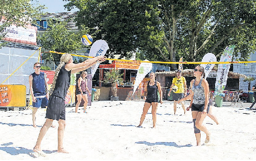 Beim Beach-Volleyball-Turnier darf jeder mitmachen. Anmelden kann man sich schon jetzt. FOTO SCHAPER