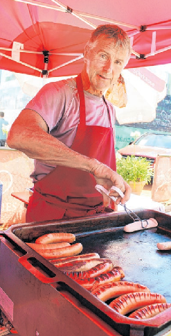 Unverzichtbar: Bernard Haiß am Grill. Foto: Hardy Kromer