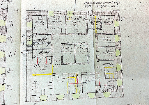 Der Grundriss einer Etage mit zweisprachigen Beschriftungen zeigt die geplante Anordnung der Zimmer.  FOTO: ARCHIV